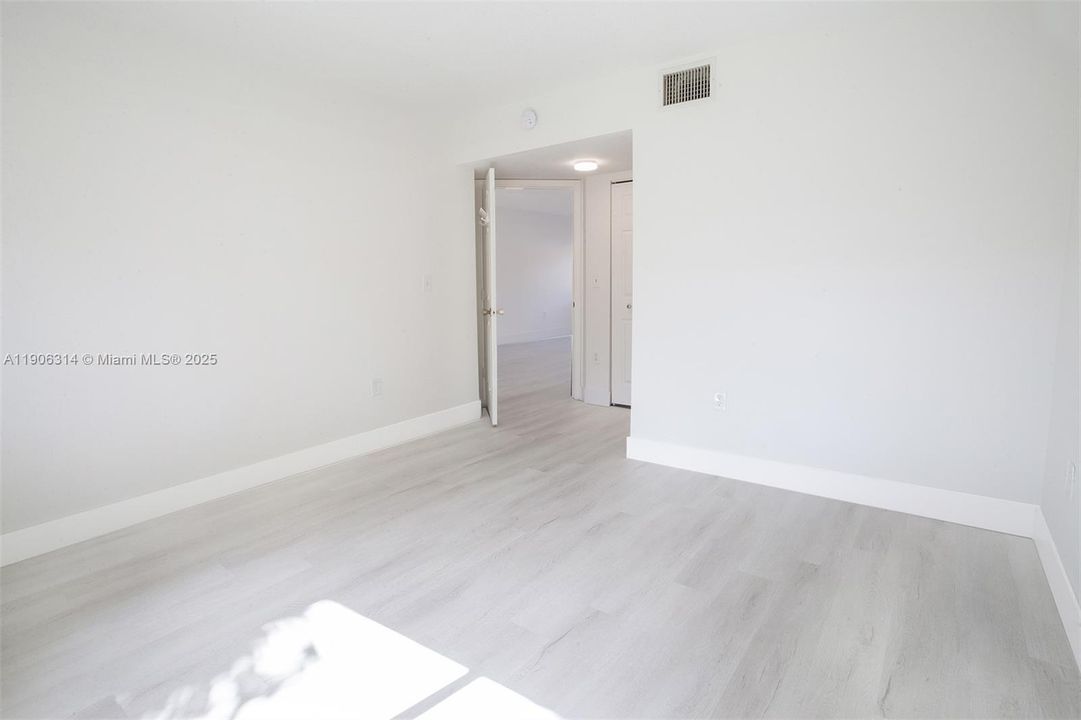 Active With Contract: $269,000 (2 beds, 2 baths, 970 Square Feet)