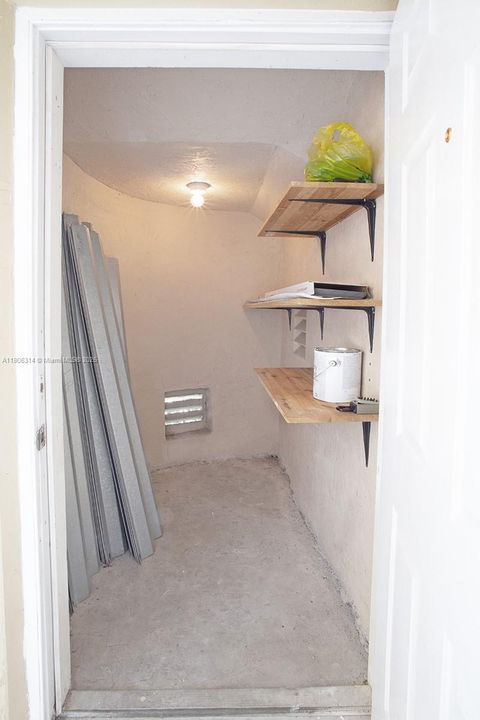 Active With Contract: $269,000 (2 beds, 2 baths, 970 Square Feet)