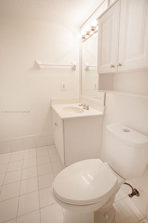 Active With Contract: $269,000 (2 beds, 2 baths, 970 Square Feet)