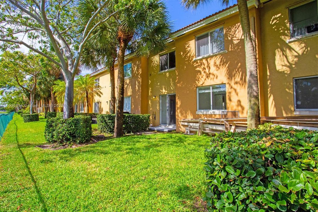 Active With Contract: $269,000 (2 beds, 2 baths, 970 Square Feet)