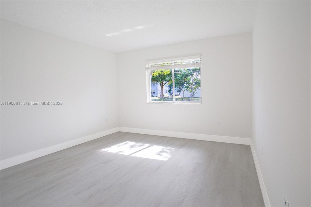 Active With Contract: $269,000 (2 beds, 2 baths, 970 Square Feet)