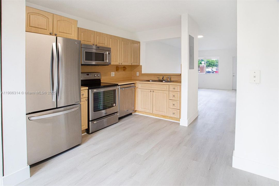 Active With Contract: $269,000 (2 beds, 2 baths, 970 Square Feet)