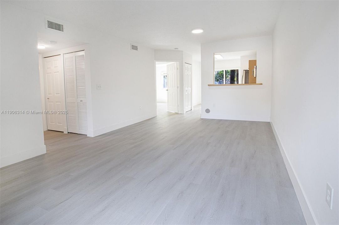 Active With Contract: $269,000 (2 beds, 2 baths, 970 Square Feet)