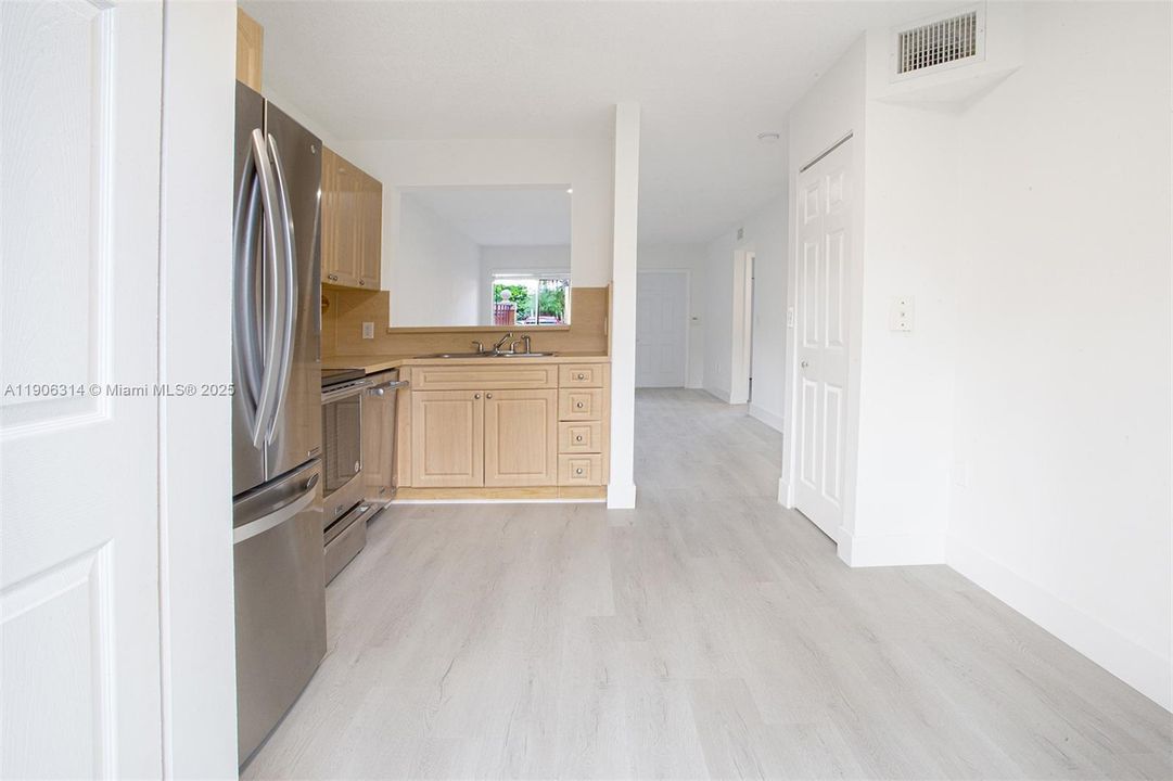 Active With Contract: $269,000 (2 beds, 2 baths, 970 Square Feet)