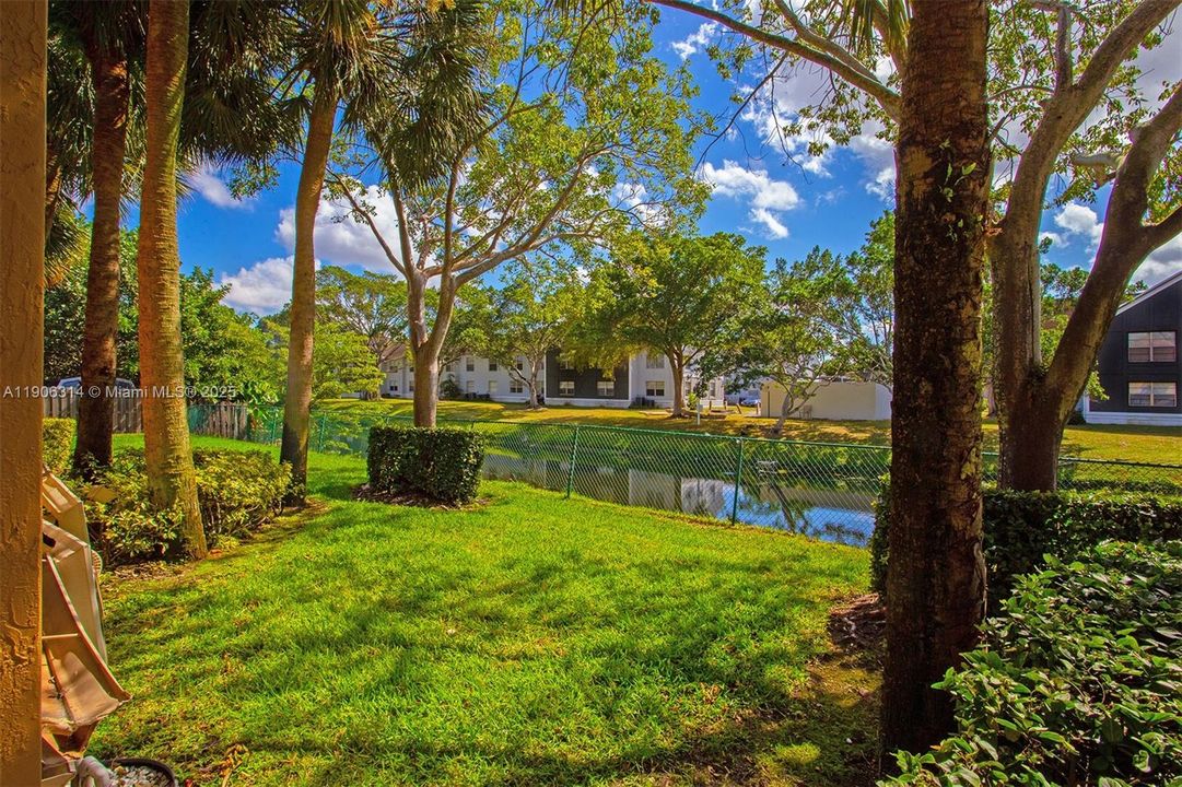 Active With Contract: $269,000 (2 beds, 2 baths, 970 Square Feet)