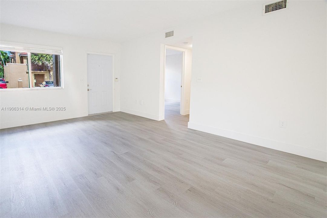 Active With Contract: $269,000 (2 beds, 2 baths, 970 Square Feet)