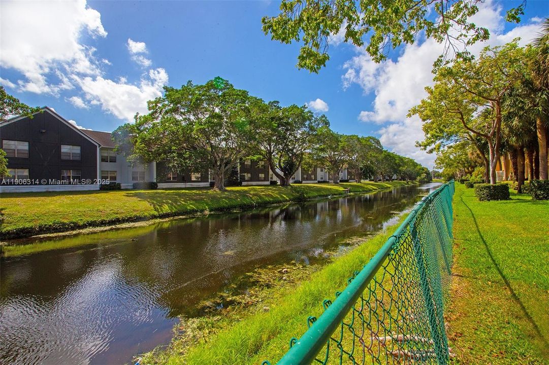 Active With Contract: $269,000 (2 beds, 2 baths, 970 Square Feet)