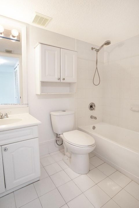 Active With Contract: $269,000 (2 beds, 2 baths, 970 Square Feet)