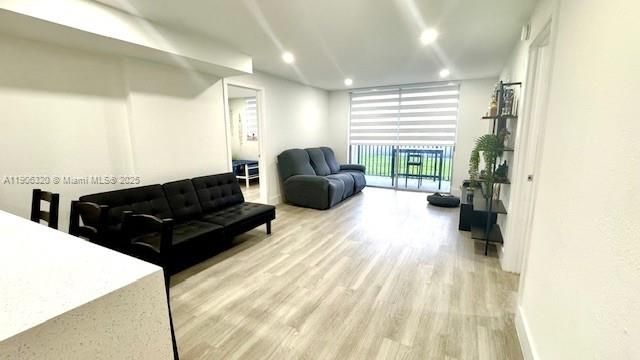 最近租的: $2,000 (2 贝兹, 1 浴室, 890 平方英尺)