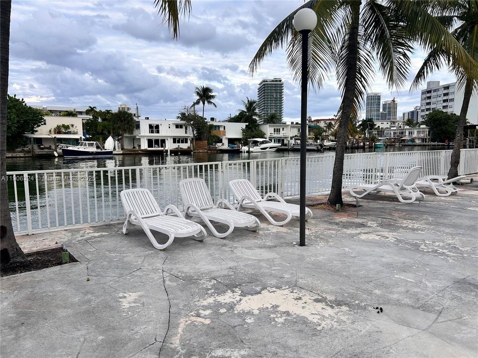 For Sale: $269,000 (1 beds, 1 baths, 748 Square Feet)