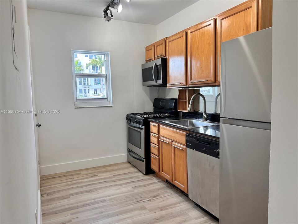 For Sale: $269,000 (1 beds, 1 baths, 748 Square Feet)
