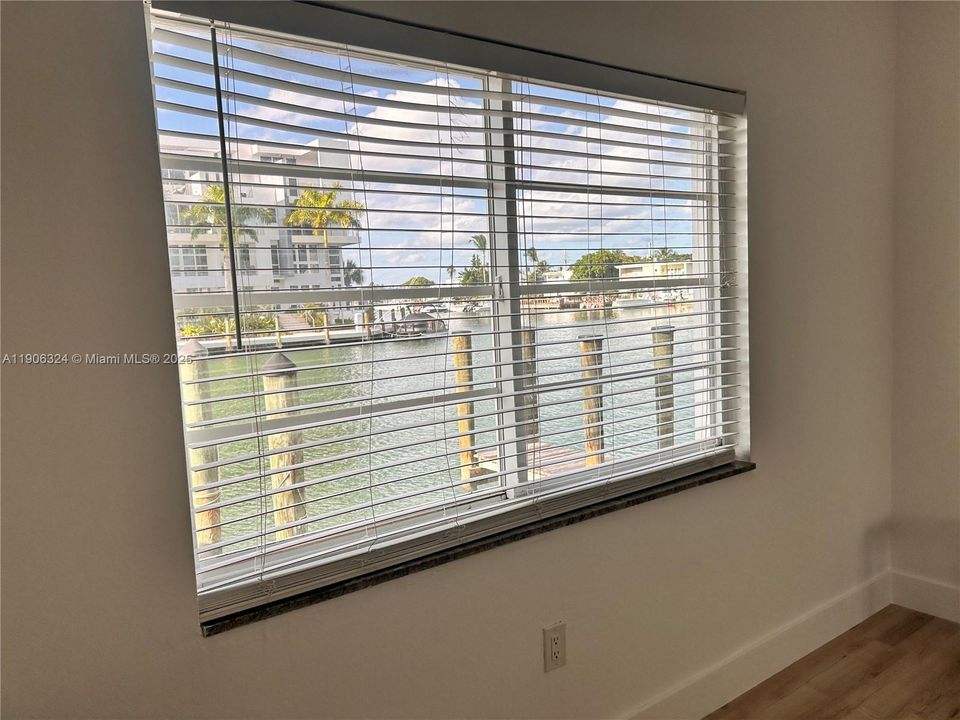 For Sale: $269,000 (1 beds, 1 baths, 748 Square Feet)