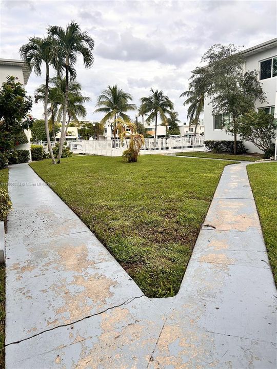 For Sale: $269,000 (1 beds, 1 baths, 748 Square Feet)