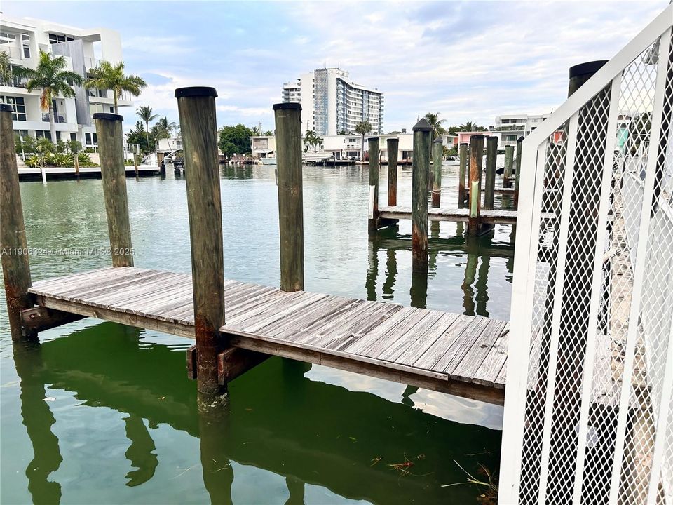 For Sale: $269,000 (1 beds, 1 baths, 748 Square Feet)