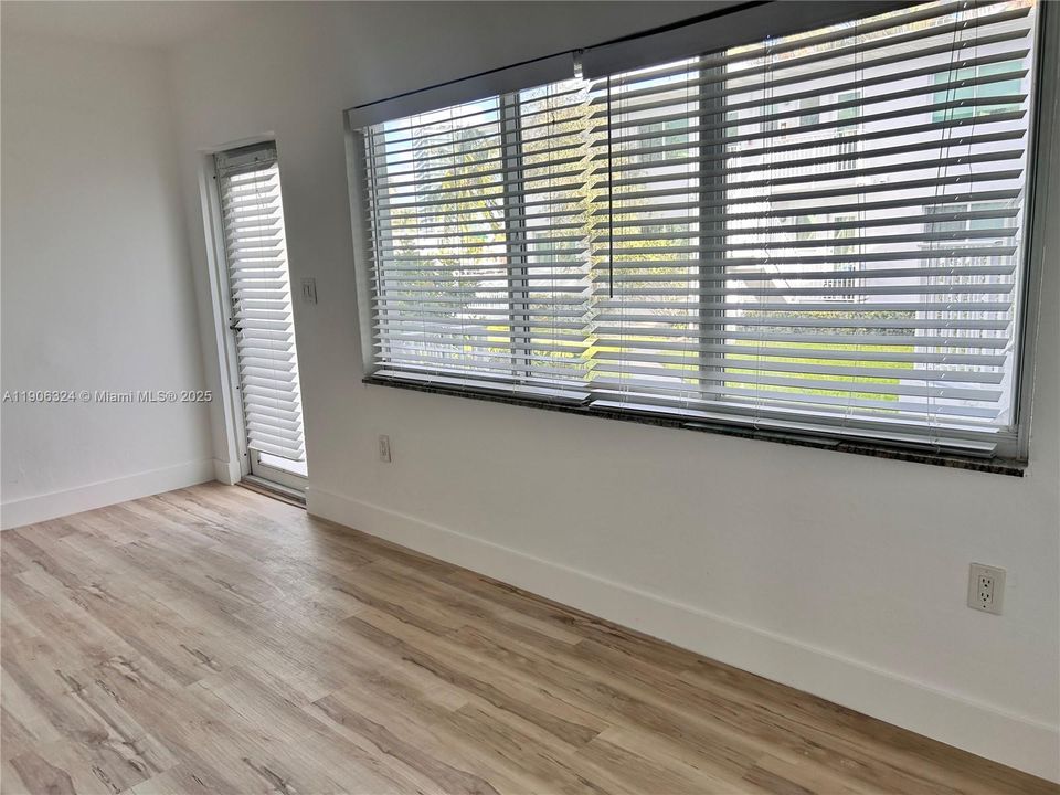 For Sale: $269,000 (1 beds, 1 baths, 748 Square Feet)