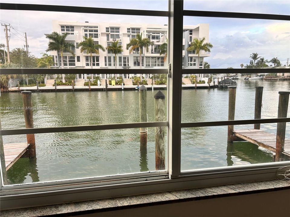 For Sale: $269,000 (1 beds, 1 baths, 748 Square Feet)