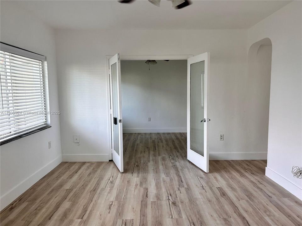 For Sale: $269,000 (1 beds, 1 baths, 748 Square Feet)