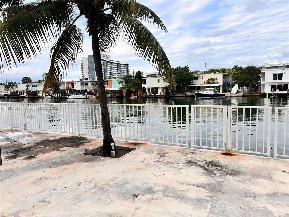 For Sale: $269,000 (1 beds, 1 baths, 748 Square Feet)