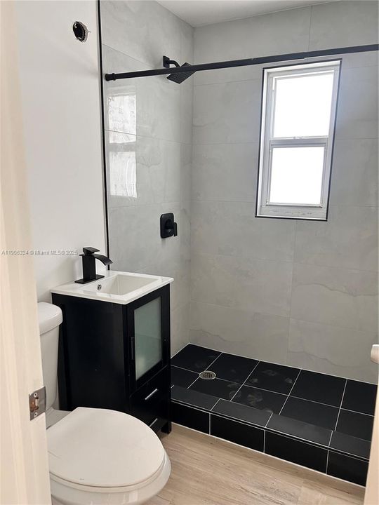 For Sale: $269,000 (1 beds, 1 baths, 748 Square Feet)