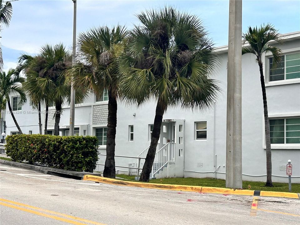 For Sale: $269,000 (1 beds, 1 baths, 748 Square Feet)