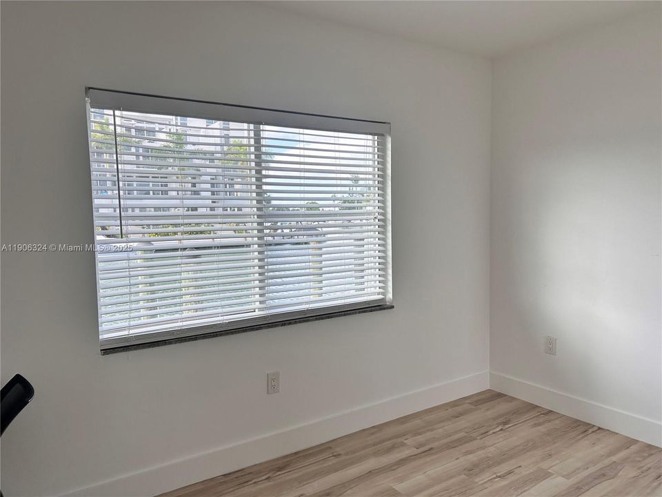 For Sale: $269,000 (1 beds, 1 baths, 748 Square Feet)