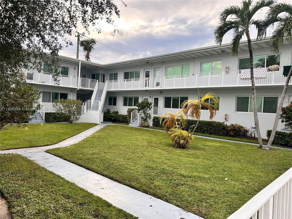 For Sale: $269,000 (1 beds, 1 baths, 748 Square Feet)