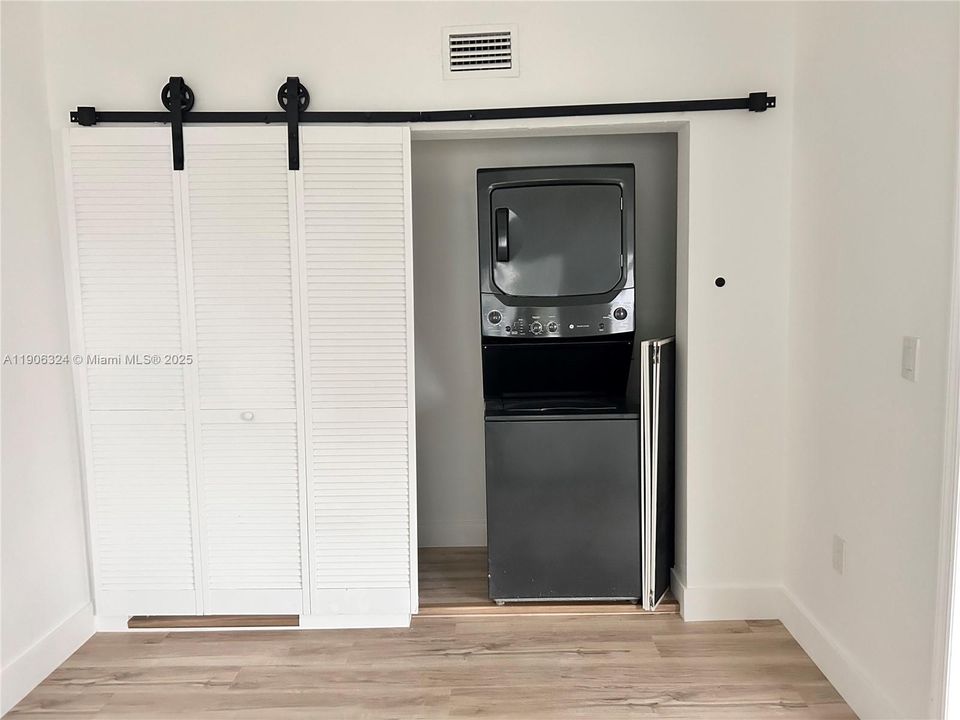 For Sale: $269,000 (1 beds, 1 baths, 748 Square Feet)