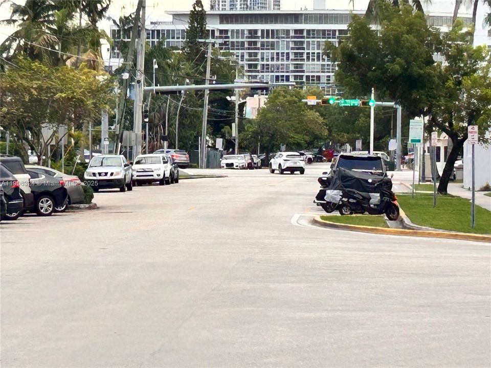 For Sale: $269,000 (1 beds, 1 baths, 748 Square Feet)