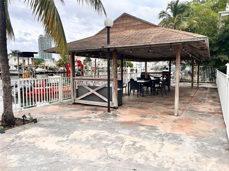 For Sale: $269,000 (1 beds, 1 baths, 748 Square Feet)