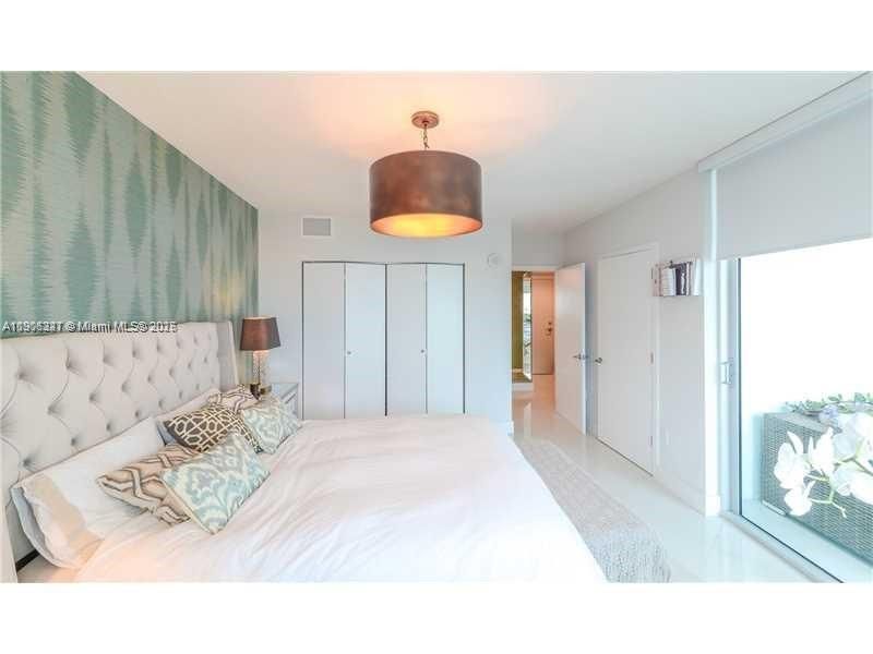 合同活跃: $6,900 (3 贝兹, 3 浴室, 1669 平方英尺)