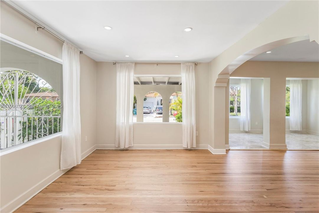 For Sale: $975,000 (3 beds, 2 baths, 1870 Square Feet)