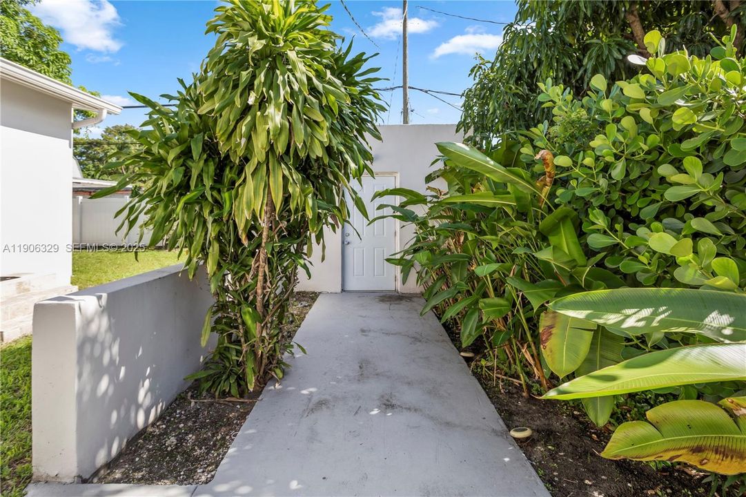 For Sale: $975,000 (3 beds, 2 baths, 1870 Square Feet)