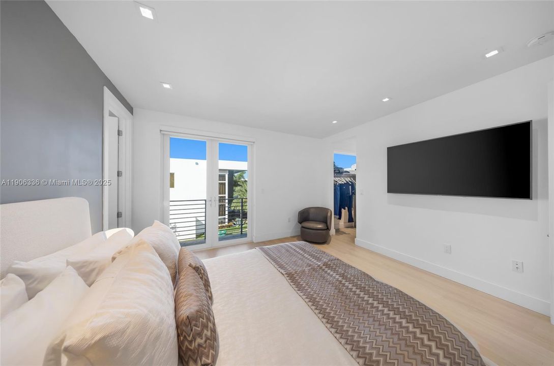 For Sale: $1,575,000 (5 beds, 5 baths, 3113 Square Feet)