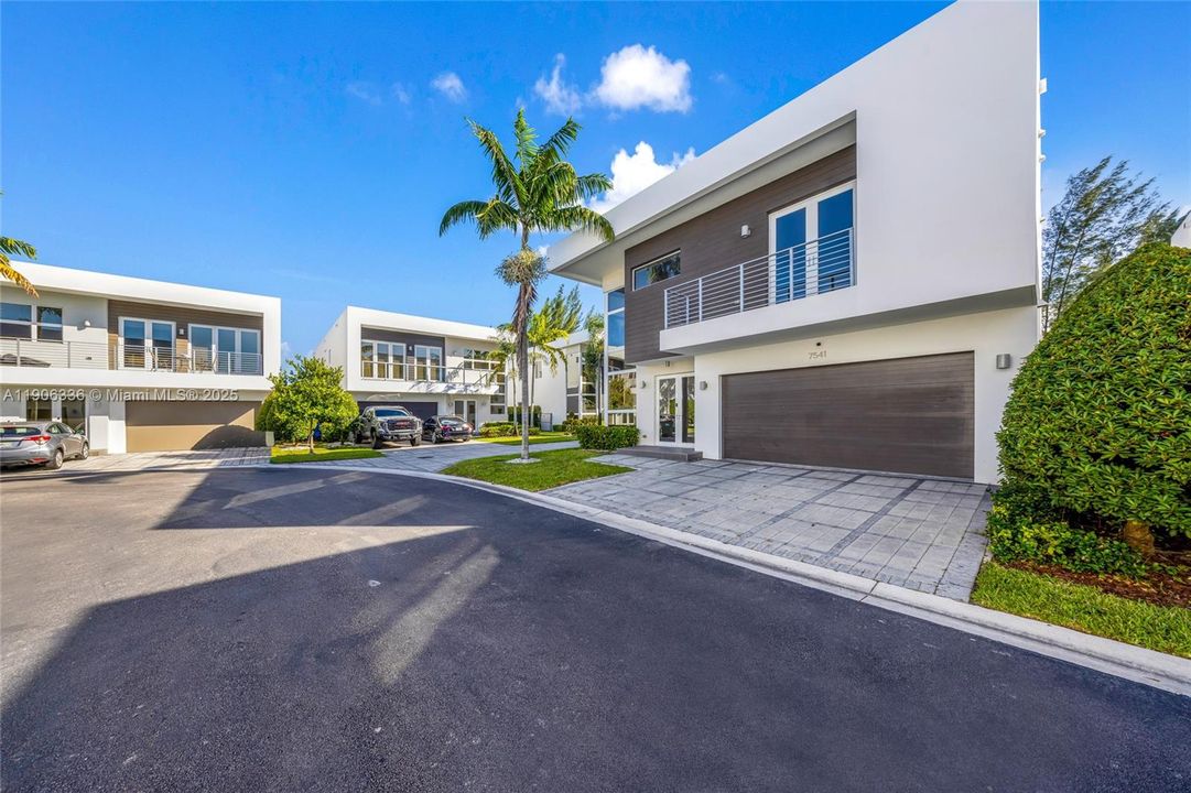 For Sale: $1,575,000 (5 beds, 5 baths, 3113 Square Feet)