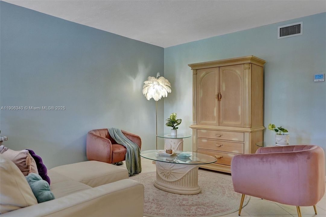 Recently Rented: $2,100 (2 beds, 2 baths, 965 Square Feet)