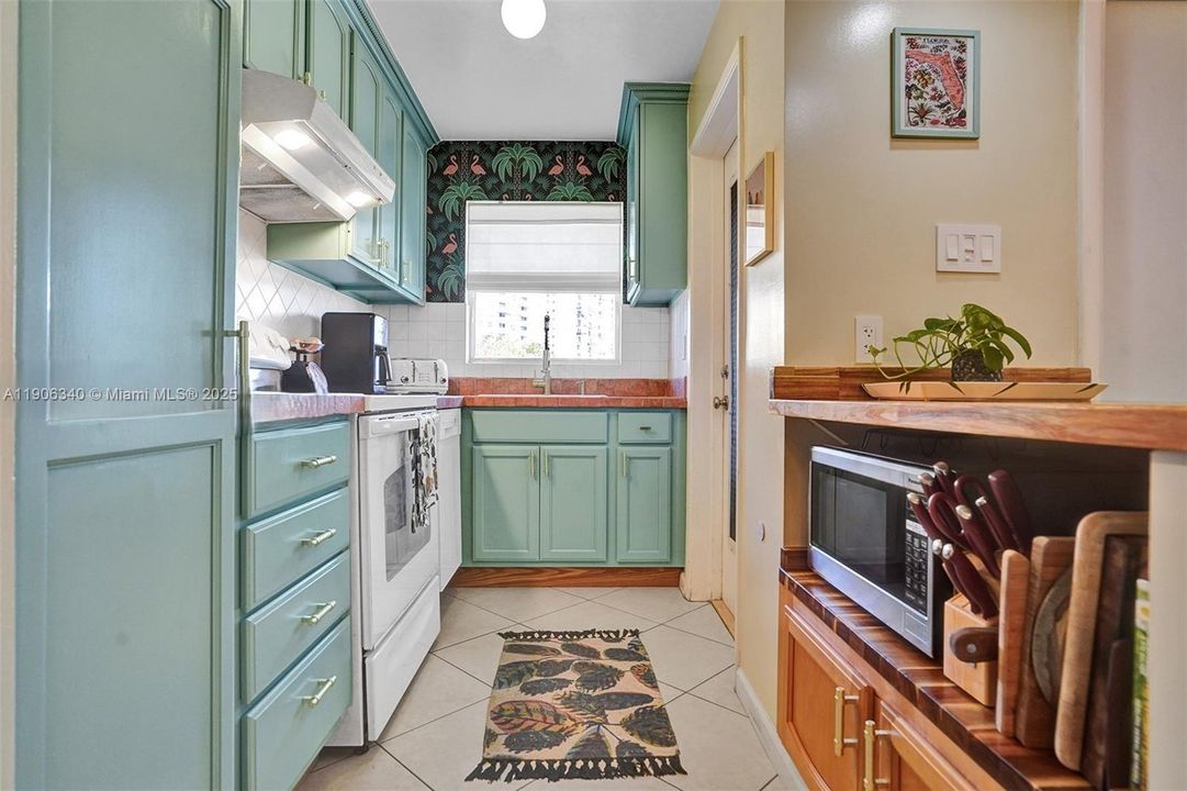 Recently Rented: $2,100 (2 beds, 2 baths, 965 Square Feet)