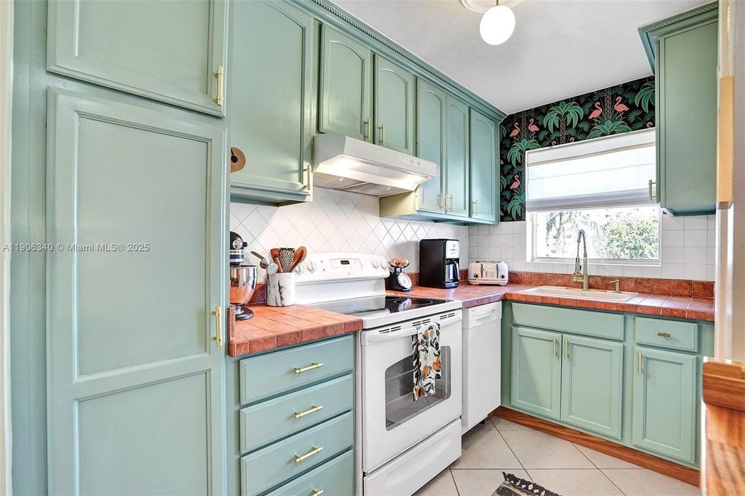 Recently Rented: $2,100 (2 beds, 2 baths, 965 Square Feet)