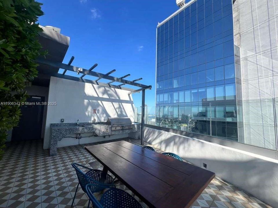 Active With Contract: $675,000 (1 beds, 1 baths, 838 Square Feet)