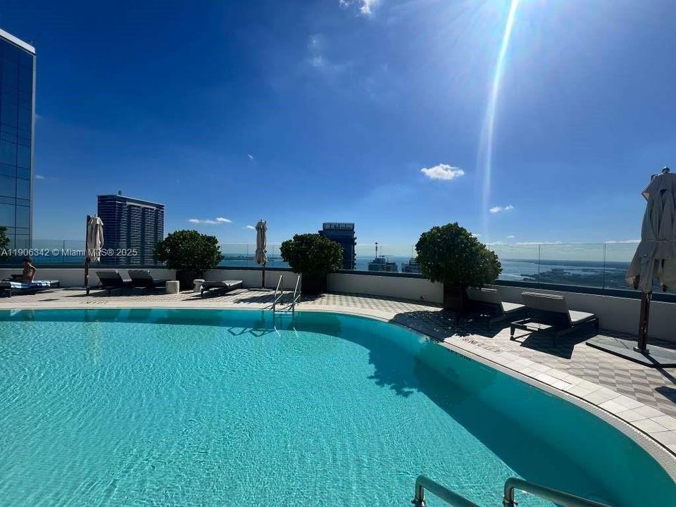 Active With Contract: $675,000 (1 beds, 1 baths, 838 Square Feet)