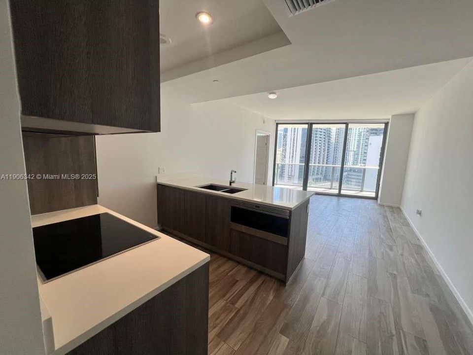 Active With Contract: $675,000 (1 beds, 1 baths, 838 Square Feet)