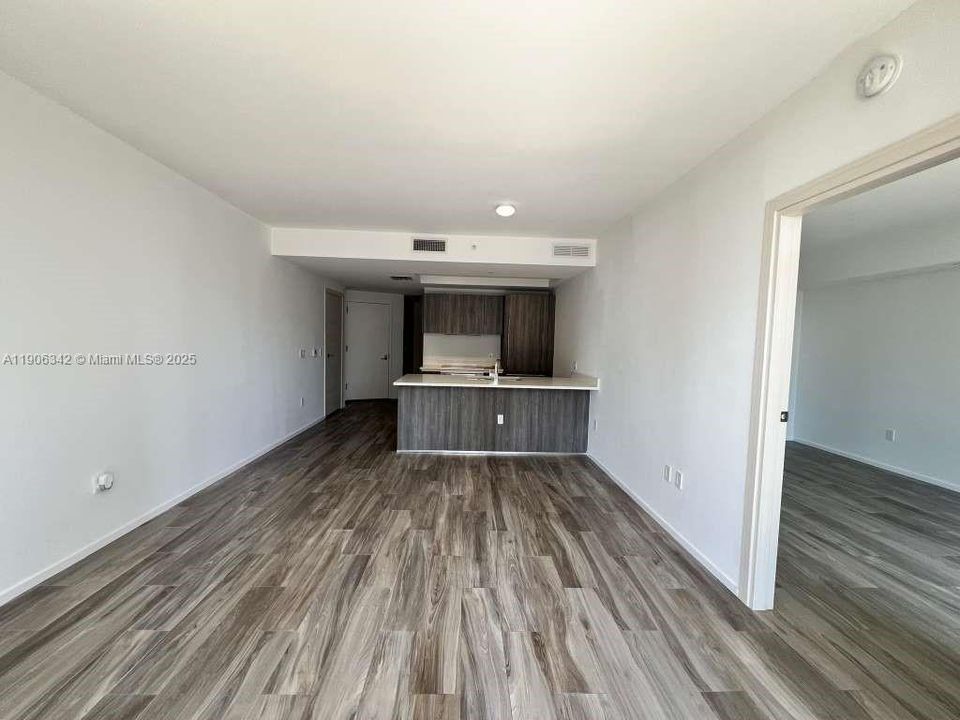 Active With Contract: $675,000 (1 beds, 1 baths, 838 Square Feet)