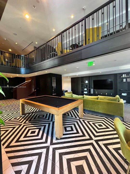 Active With Contract: $675,000 (1 beds, 1 baths, 838 Square Feet)