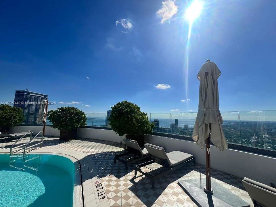 Active With Contract: $675,000 (1 beds, 1 baths, 838 Square Feet)