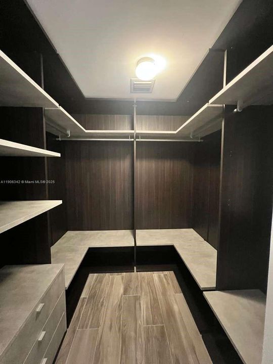 Active With Contract: $675,000 (1 beds, 1 baths, 838 Square Feet)