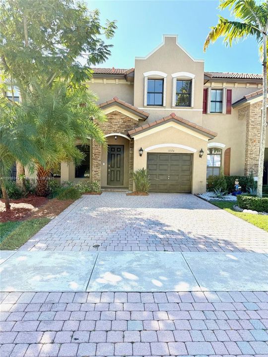 出租: $2,950 (4 贝兹, 2 浴室, 1946 平方英尺)