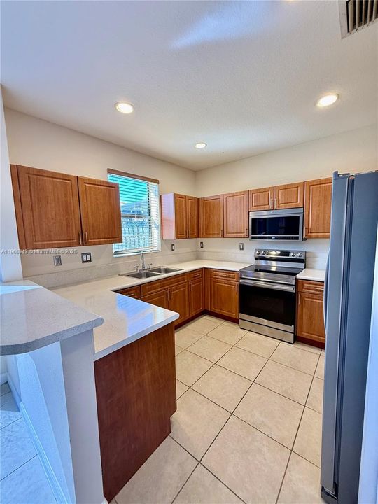 出租: $2,950 (4 贝兹, 2 浴室, 1946 平方英尺)