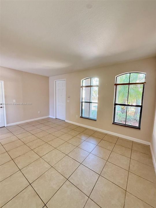 出租: $2,950 (4 贝兹, 2 浴室, 1946 平方英尺)