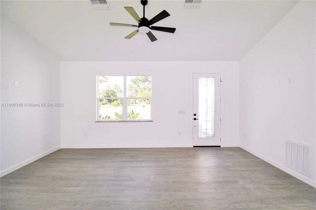 For Sale: $337,900 (3 beds, 2 baths, 1488 Square Feet)