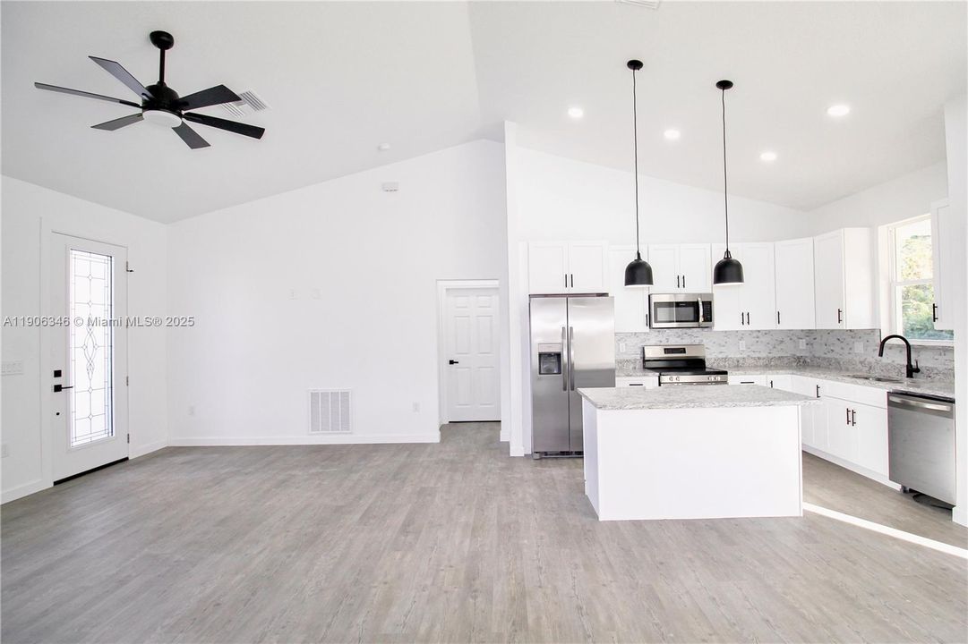 For Sale: $337,900 (3 beds, 2 baths, 1488 Square Feet)