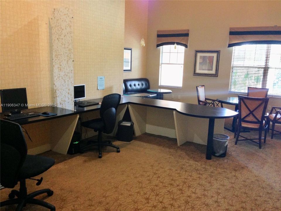 合同活跃: $2,000 (2 贝兹, 2 浴室, 1058 平方英尺)